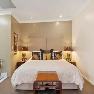 https://53-on-victoria.queenslandhotels.net